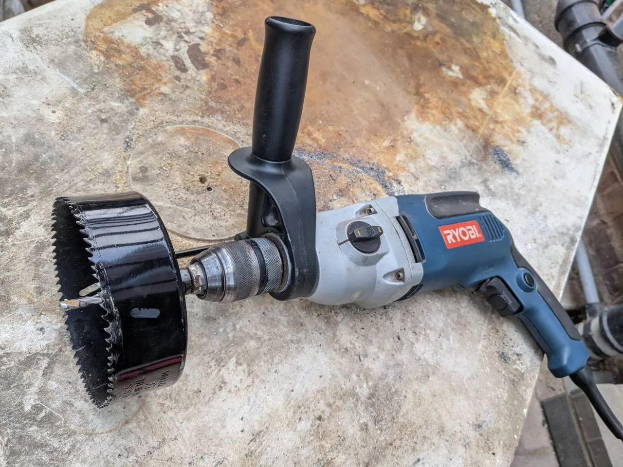 127mm holesaw and Ryobi 1050W drill
