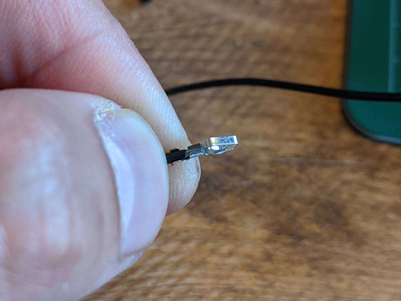 3-pin fan connector, negative terminal, one wing folded