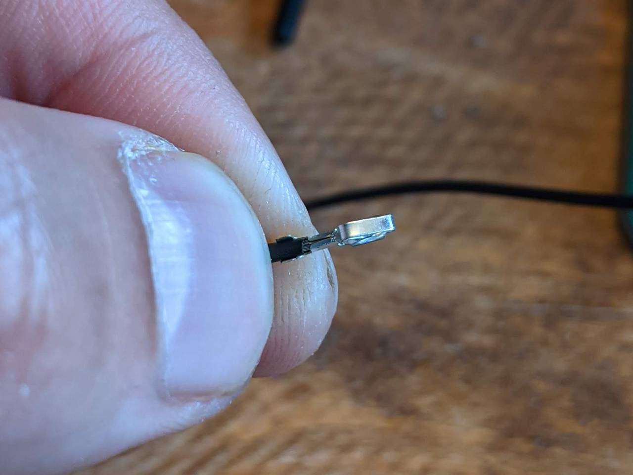 3-pin fan connector, negative terminal, second wing folded