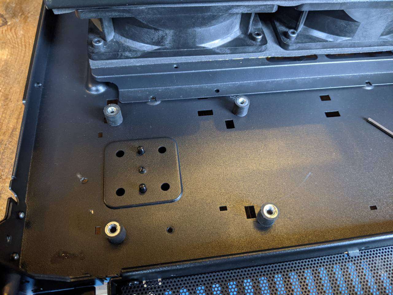 Pump-reservoir isolation mounts installed